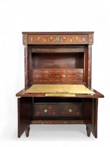 Secretaire in legno intarsiato