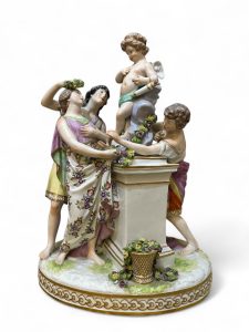 Gruppo di porcellana "Cupido e le fanciulle"