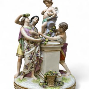 Gruppo di porcellana "Cupido e le fanciulle"