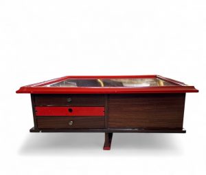 Tavolo in legno e bordi rossi vintage