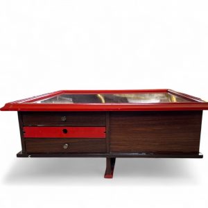 Tavolo in legno e bordi rossi vintage