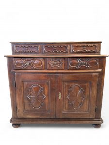Credenza italiana in noce massello del 1700